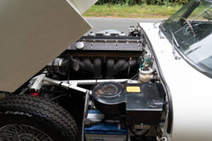Image 12/17 of Jaguar E-Type (1969)
