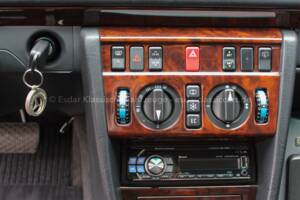 Image 18/33 of Mercedes-Benz E 200 (1994)