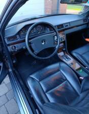 Image 2/7 de Mercedes-Benz 300 CE (1990)