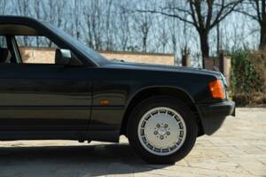 Imagen 20/50 de Mercedes-Benz 190 E (1988)