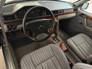 Image 35/43 of Mercedes-Benz 230 TE (1992)