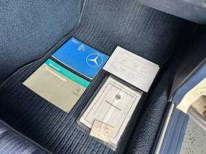 Image 14/34 of Mercedes-Benz 200 (1983)