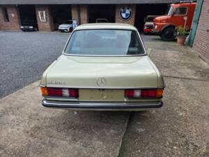 Image 17/73 of Mercedes-Benz 230 E (1985)