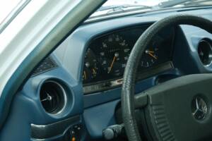 Bild 24/50 von Mercedes-Benz 230 (1977)