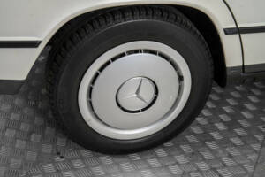 Image 31/50 of Mercedes-Benz 190 D (1985)