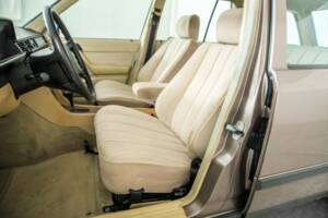 Image 15/50 of Mercedes-Benz 300 TD (1986)