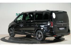 Image 25/35 of Mercedes-Benz V 300 d 4MATIC (2025)