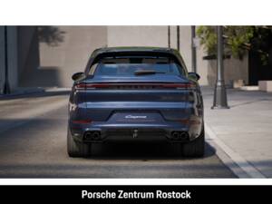 Image 7/14 of Porsche Cayenne S E-Hybrid (2026)