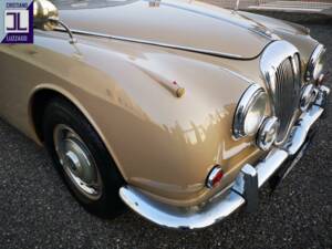 Image 14/64 of Daimler V8-250 (1969)