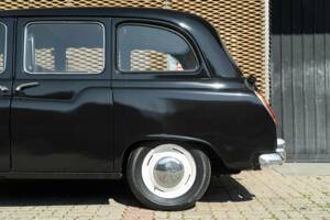 Image 17/34 of Austin FX 4 D London Taxi (1961)