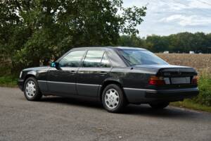 Image 11/63 of Mercedes-Benz 220 E (1993)