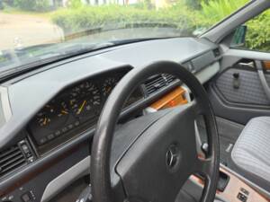 Afbeelding 54/54 van Mercedes-Benz 200 E (1992)