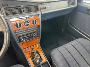 Image 12/57 of Mercedes-Benz 190 D 2.5 (1992)