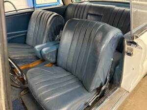 Image 8/18 of Mercedes-Benz 250 CE (1968)