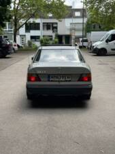 Image 26/32 of Mercedes-Benz 230 E (1987)