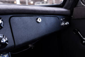 Image 21/41 of MG MGB GT V8 (1976)