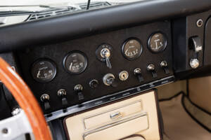 Image 15/35 de Jaguar E-Type (1968)