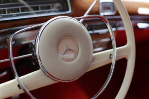 Image 24/41 of Mercedes-Benz 220 SE (1959)