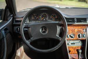 Immagine 25/73 di Mercedes-Benz 300 CE (1991)