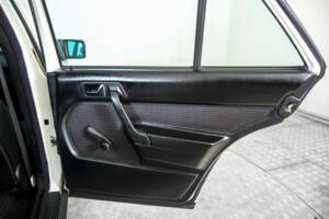 Image 26/50 of Mercedes-Benz 190 D (1985)