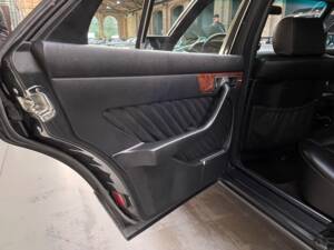 Bild 14/31 von Mercedes-Benz 300 SE (1989)