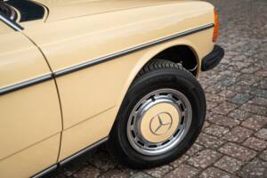 Image 2/53 de Mercedes-Benz 200 T (1982)