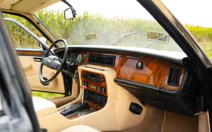 Image 25/37 of Daimler Double Six (1992)