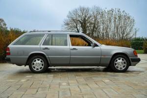 Imagen 5/50 de Mercedes-Benz 200 TE (1992)