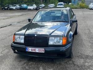 Image 3/8 of Mercedes-Benz 400 E (1991)