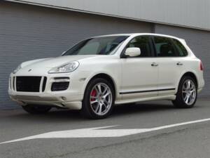 Image 1/99 of Porsche Cayenne GTS (2010)