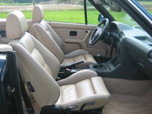 Bild 39/50 von BMW 325i (1989)