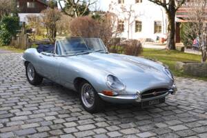 Image 1/15 of Jaguar E-Type (1968)