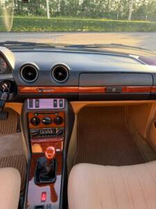 Image 24/31 of Mercedes-Benz 230 CE (1984)