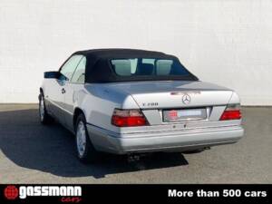 Image 8/15 de Mercedes-Benz E 200 (1995)