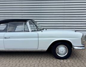 Image 31/33 of Mercedes-Benz 250 SE (1966)