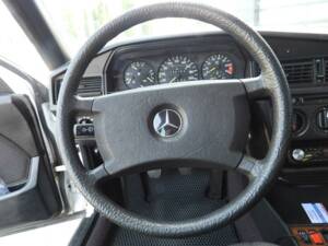 Bild 7/15 von Mercedes-Benz 190 E (1988)