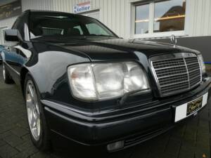 Bild 17/22 von Mercedes-Benz E 500 Limited (1994)