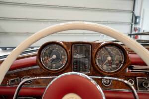 Image 27/37 of Mercedes-Benz 250 SE (1966)