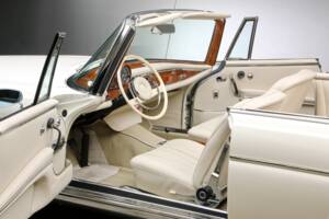 Image 14/27 of Mercedes-Benz 300 SE (1967)