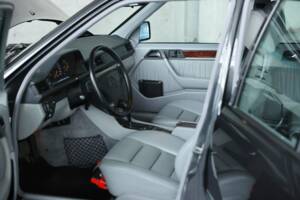 Bild 42/50 von Mercedes-Benz 500 E (1993)