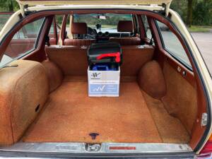 Image 18/36 of Mercedes-Benz 300 TD Turbodiesel (1982)