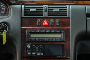Image 37/50 of Mercedes-Benz E 430 (2000)
