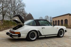 Afbeelding 42/45 van Porsche 911 Carrera 3.2 (WTL) (1988)