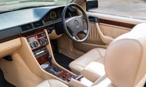 Bild 4/33 von Mercedes-Benz E 220 (1994)