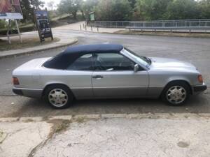 Image 6/8 of Mercedes-Benz 300 CE (1992)