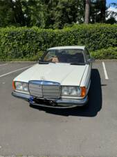 Image 6/6 of Mercedes-Benz 230 CE (1983)