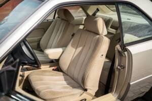 Afbeelding 24/63 van Mercedes-Benz 230 CE (1988)