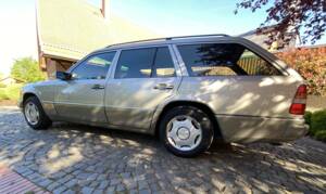 Bild 10/33 von Mercedes-Benz E 200 T (1994)