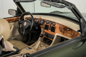Image 36/50 of MG RV8 (1994)