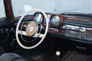 Image 20/49 of Mercedes-Benz 220 SE b (1962)